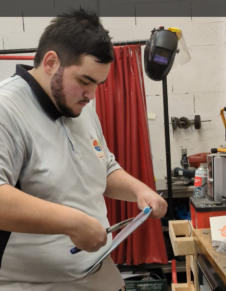 Erkan, opérateur de maintenance, il veille au bon fonctionnement du matériel et du bâtiment.
https://www.lacuisine-bordeauxmerignac.fr/wp-content/uploads/2025/10/maintenance-2.mp4