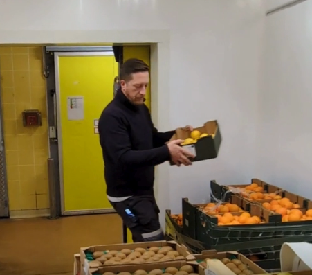 Freddy, chef d'équipe du magasin emmagasiné chaque jour 12 tonnes de denrées.
https://www.lacuisine-bordeauxmerignac.fr/wp-content/uploads/2025/10/magasin-2.mp4